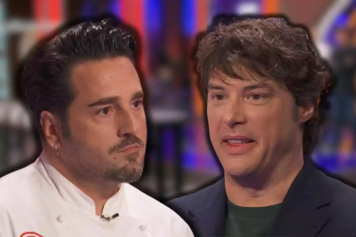 David Bustamante i Jordi Cruz en primer pla, un amb jaqueta de xef i l'altre amb americana fosca, en un ambient de programa de televisió amb llums de colors desenfocades al fons.