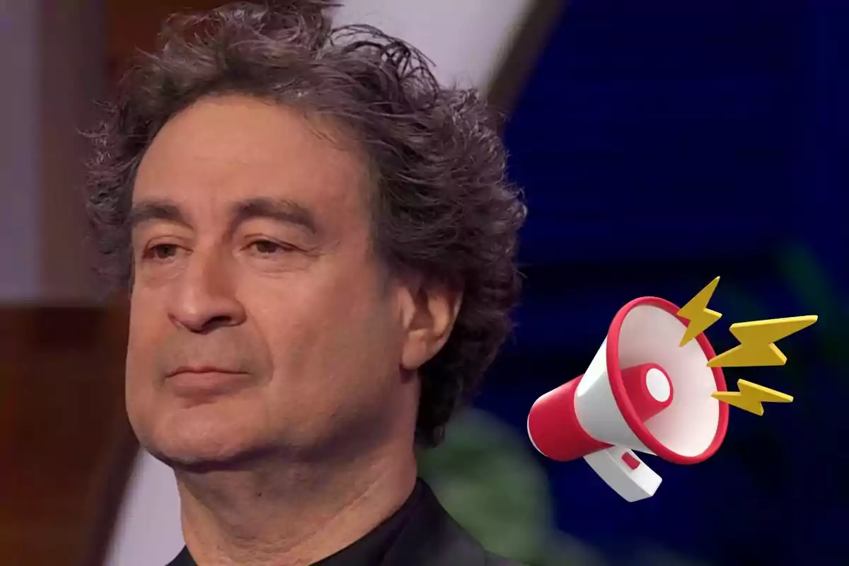 Pepe Rodríguez amb expressió seriosa amb un megàfon il·lustrat al costat.