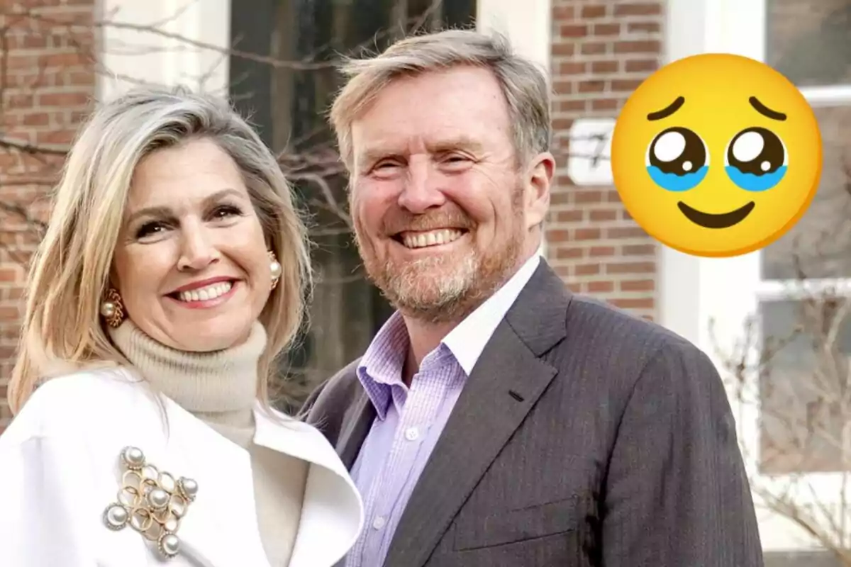 Máxima y Guillermo de Holanda sonriente posando al aire libre con un emoji de carita con ojos brillosos al fondo