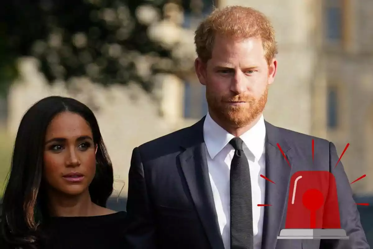 Meghan Markle i el príncep Harry vestits de manera formal, amb una icona de sirena vermella superposat a la imatge.