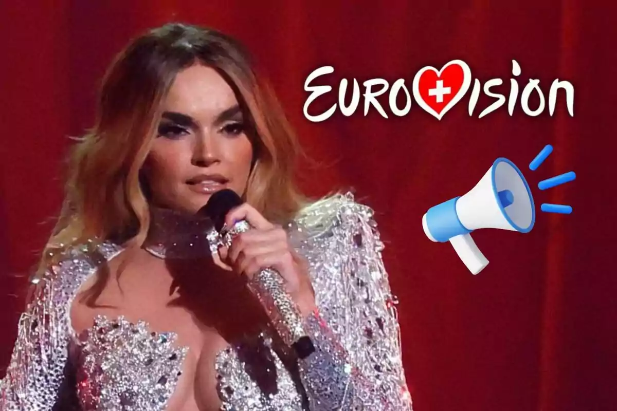 Melody cantant en un escenari amb un micròfon, vestida amb un vestit brillant, al costat del logotip d'Eurovisió i una icona de megàfon.