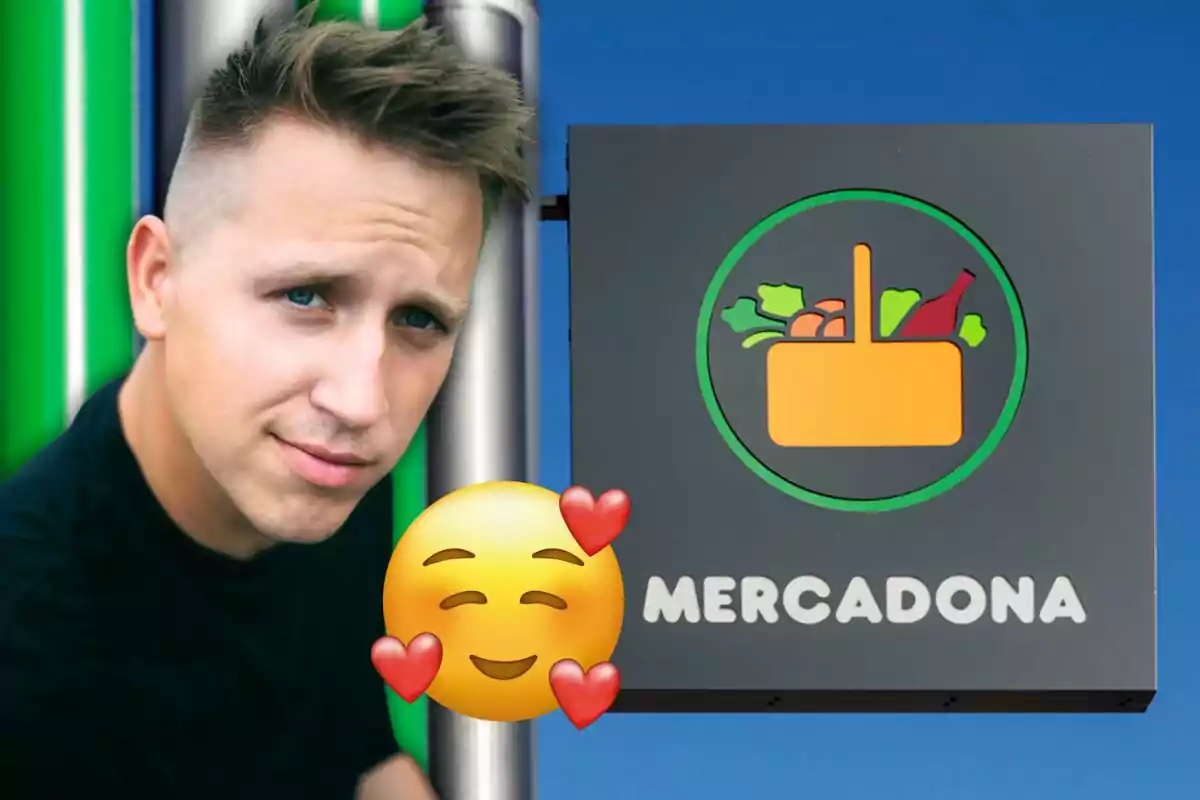 Un home jove somriu al costat d’un cartell de Mercadona amb un emoji de cara somrient i cors superposat.