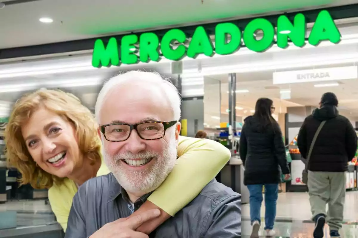 Una parella somrient davant de l'entrada d'un supermercat amb el rètol "Mercadona" al fons.