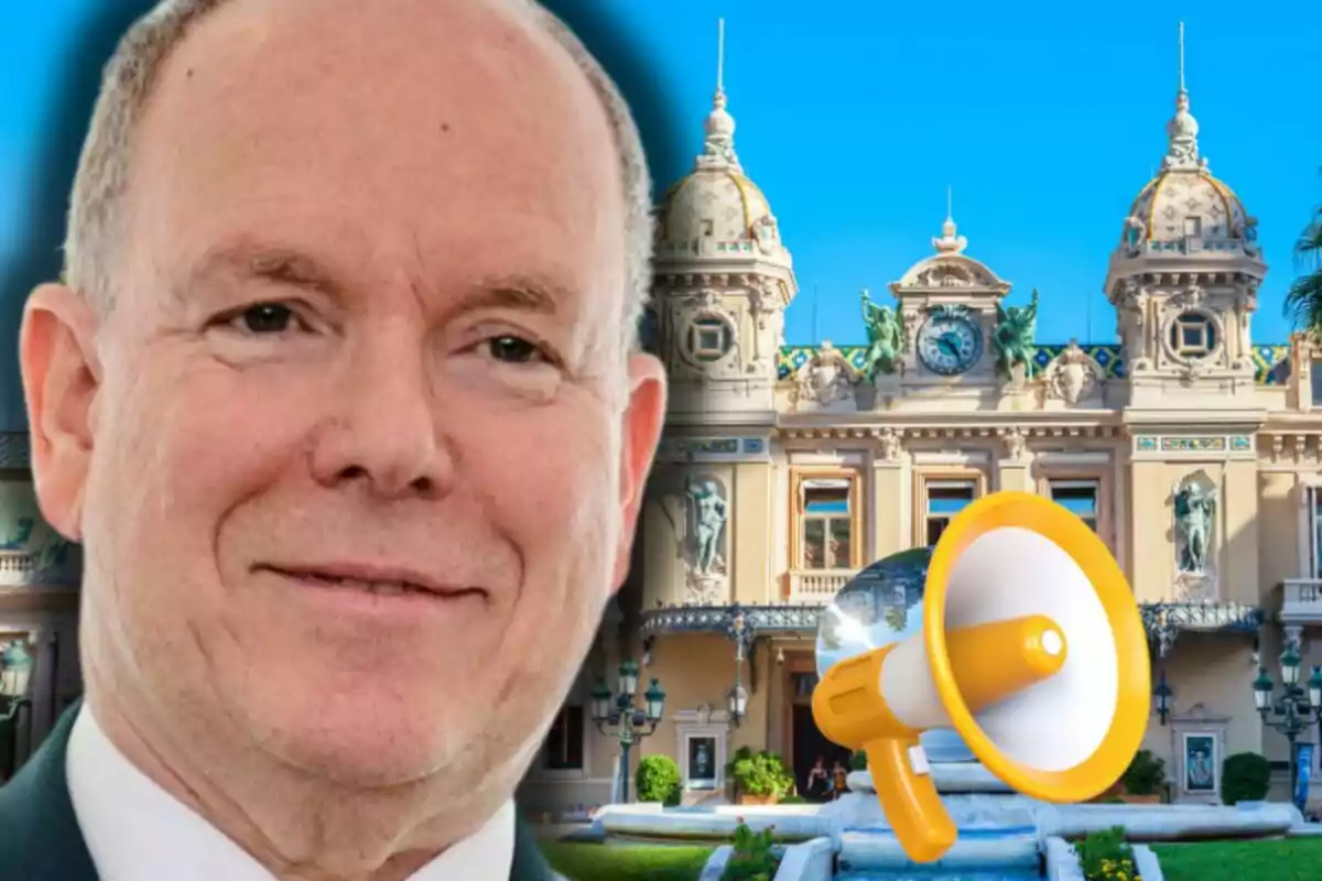 Primer pla d’Albert de Mònaco somrient amb un edifici elegant de fons i un megàfon groc dibuixat davant de l’entrada