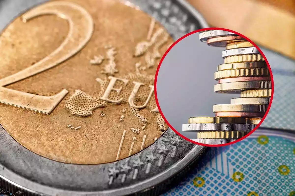 Muntatge d'una moneda de 2 euros i un munt de monedes variades