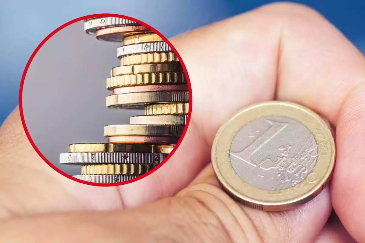 Muntatge amb una mà subjectant una moneda d'un euro i un cercle amb diverses monedes amuntegades