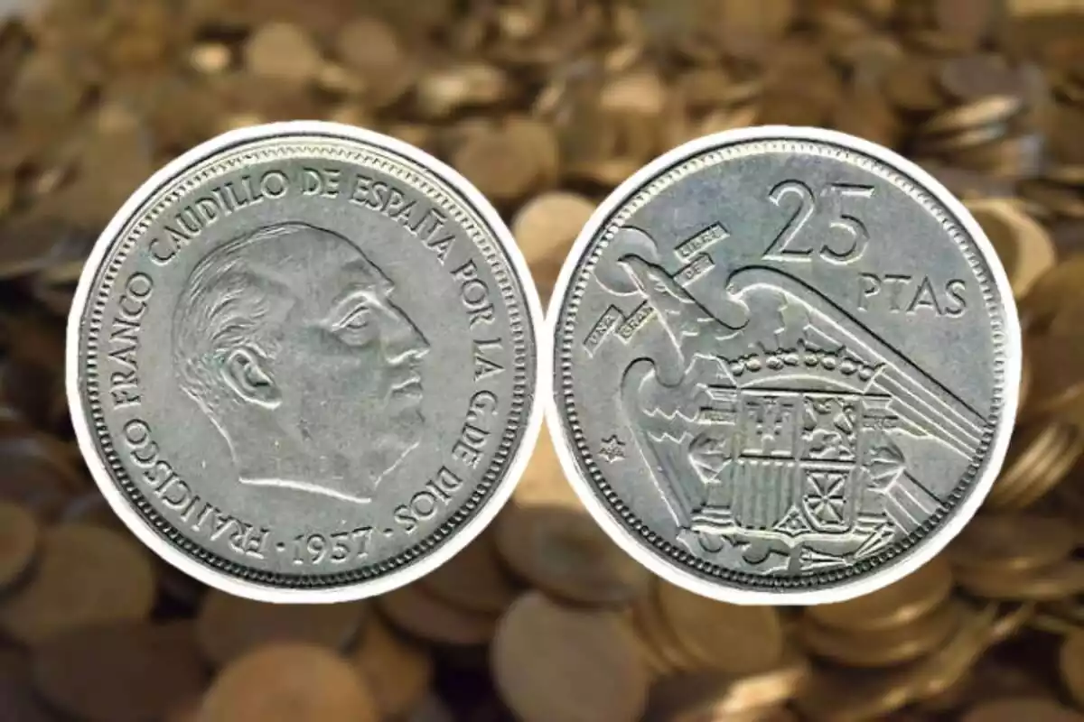Muntatge d'un fons desenfocat de monedes i a sobre les dues cares de la moneda de 25 pessetes de 1957