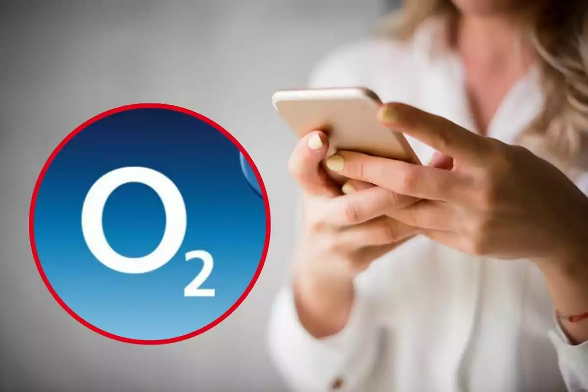 Persona usant un telèfon mòbil amb el logotip de O2 en primer pla.