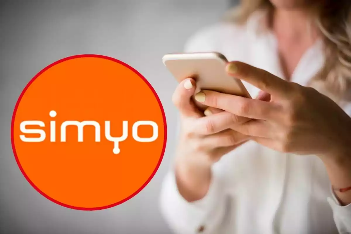 Persona usant un telèfon mòbil amb el logotip de Simyo en primer pla.