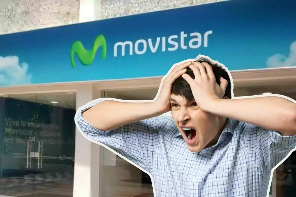 Home amb expressió de frustració davant d'una botiga de Movistar.