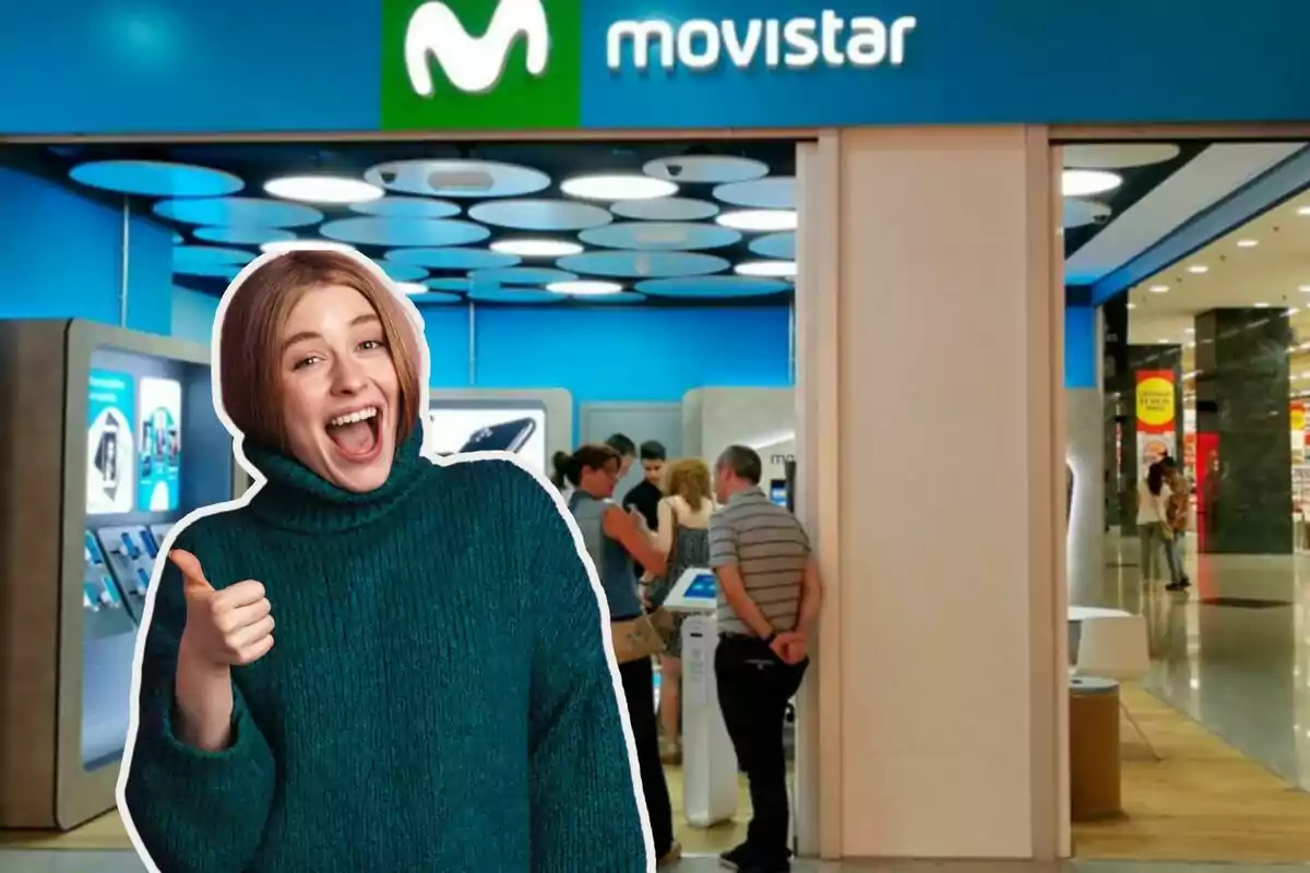 Una dona somrient amb un pulòver verd fosc fa un gest d'aprovació amb el polze cap amunt davant d'una botiga de Movistar en un centre comercial.