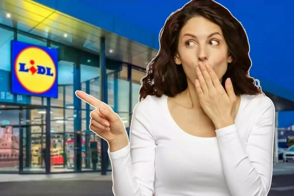 Dona sorpresa assenyalant l'entrada d'una botiga Lidl.