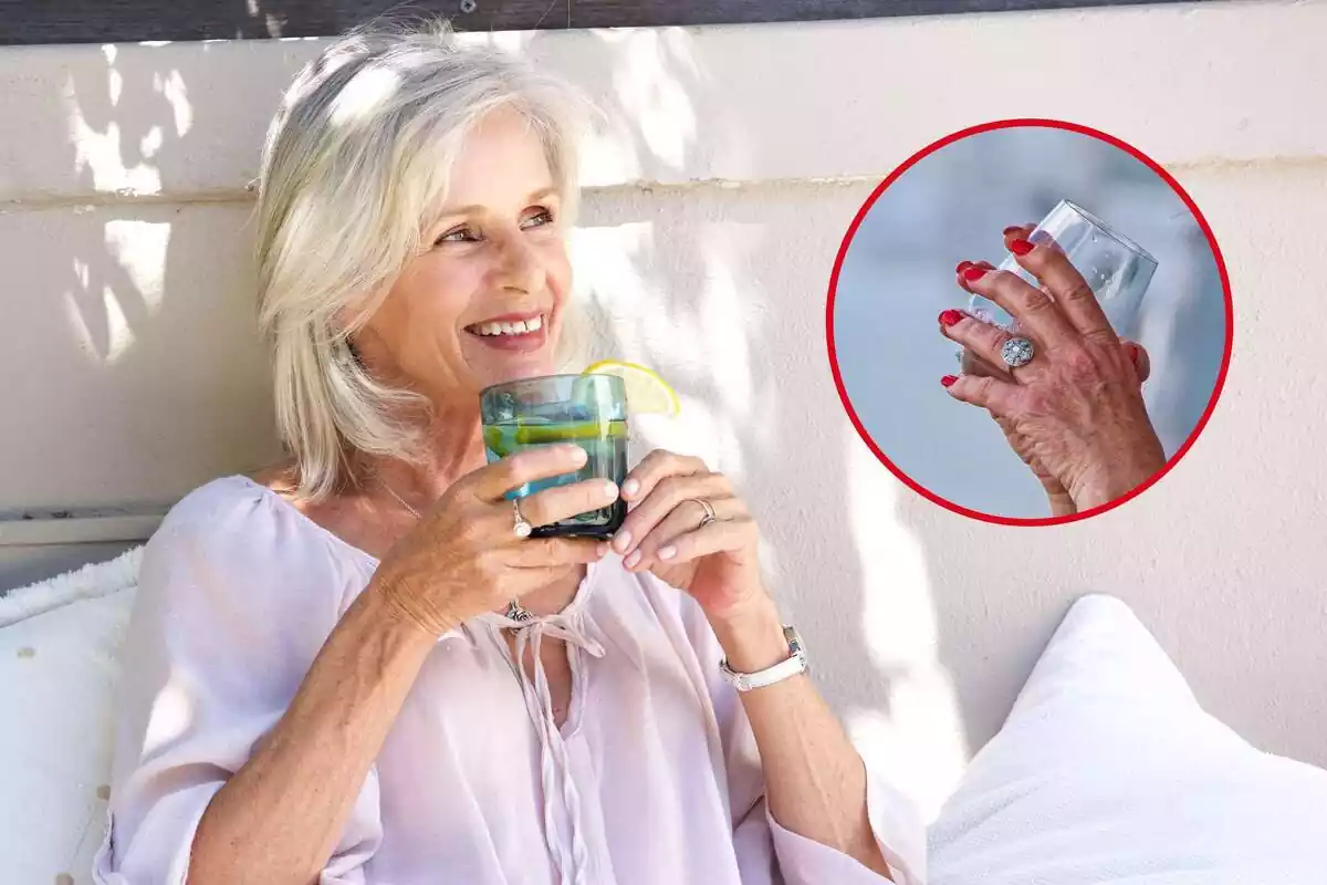 Muntatge d'una dona bevent un got de vidre amb llimona i una rodona amb les mans d'una dona gran i un got de vidre