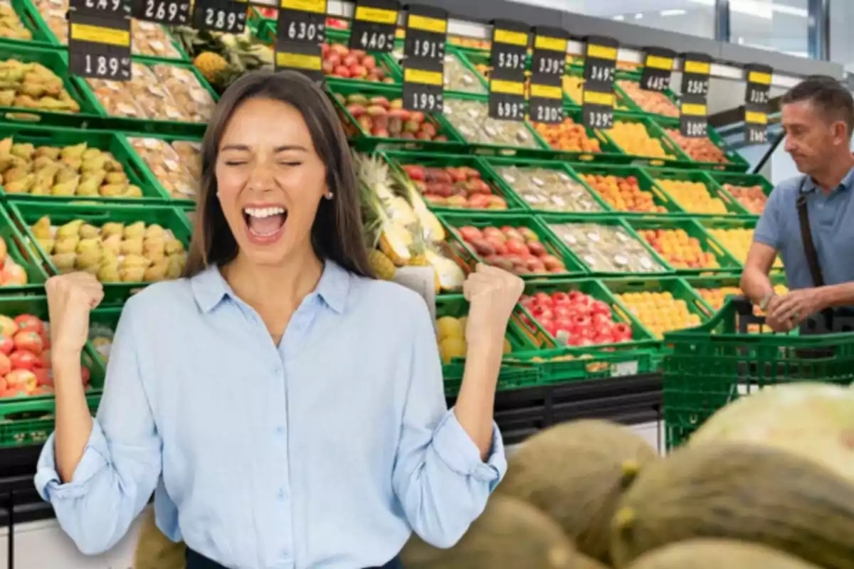 Dona jove somrient i emocionada a la secció de fruita d’un supermercat amb un home comprant al fons
