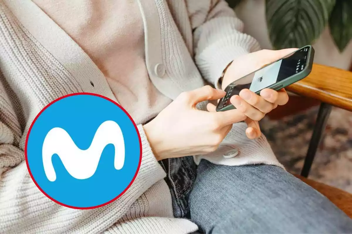 Dona amb un telèfon mòbil a la raja i el logo de movistar a l'esquerra