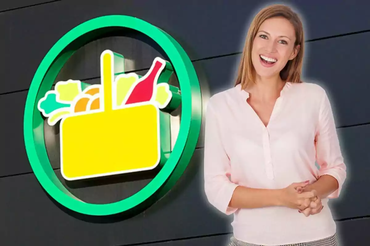 Una dona somrient dempeus al costat d'un logotip circular verd amb una bossa de compres groga que conté aliments i una ampolla.