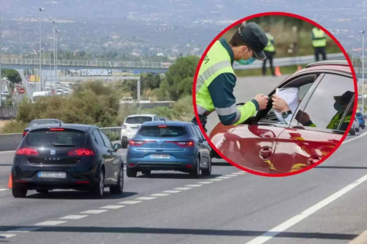 Diversos vehicles circulen per una autovia, i al cercle, un conductor ensenya un paper a un guàrdia civil