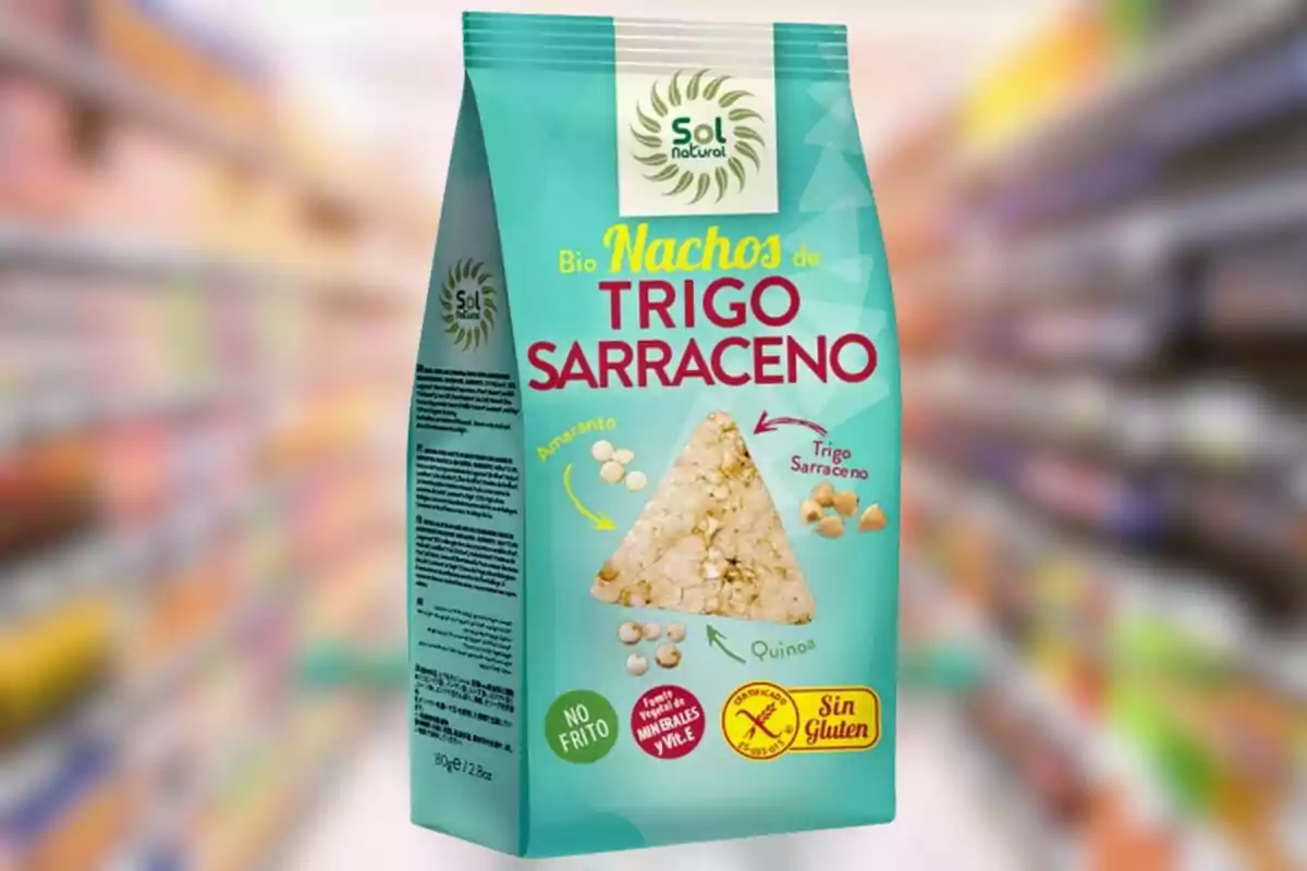 Bolsa de nachos de trigo sarraceno marca Sol Natural con diseño verde y amarillo en un pasillo de supermercado.