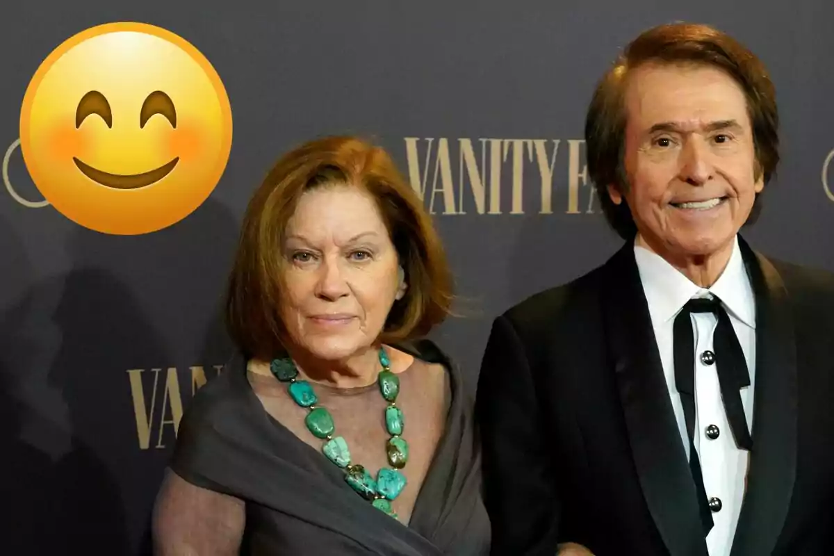 Natalia Figueroa i Raphael posant en un esdeveniment de Vanity Fair amb un emoji somrient a la cantonada superior esquerra.