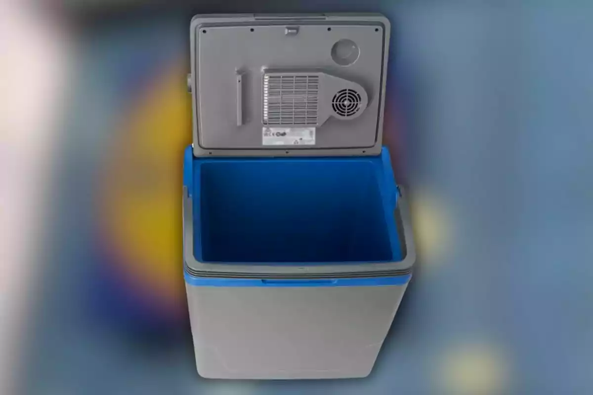 Una nevera portàtil grisa i blava amb la tapa oberta mostrant l'interior buit. Una nevera portàtil grisa i blava amb la tapa oberta mostrant l'interior buit.