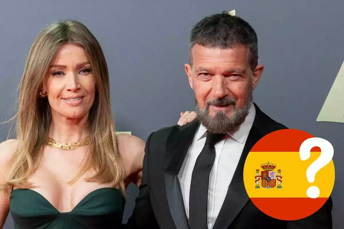 Nicole Kimpel i Antonio Banderas posant en un esdeveniment formal amb un símbol de la bandera d'Espanya i un signe d'interrogació.