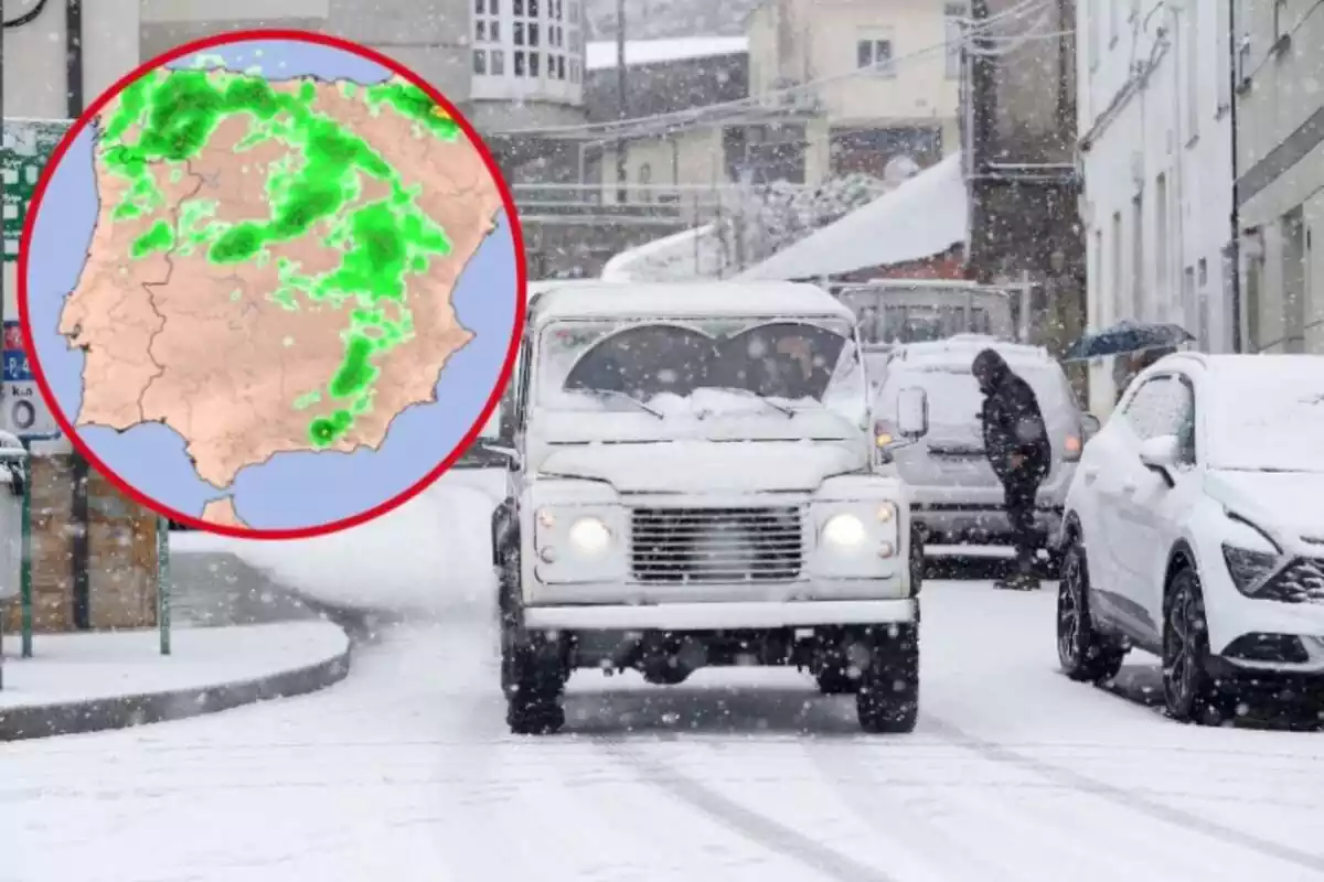 Un vehicle circula entre la neu i el cercle un mapa d'Espanya amb la neu prevista