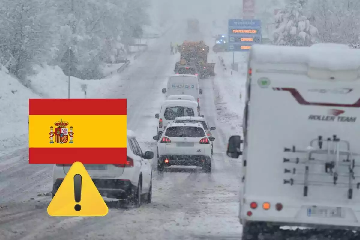 Carretera nevada a Espanya amb trànsit detingut i vehicles coberts de neu.