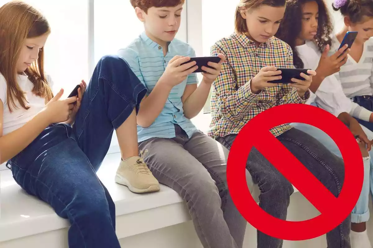 Muntatge amb diversos nens i nenes asseguts usant el mòbil i un senyal de prohibició