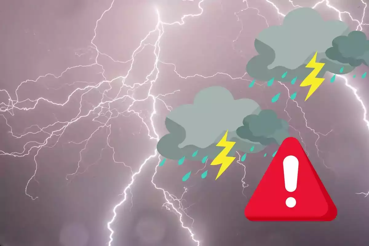 Imatge d´un cel amb llampecs i núvols de tempesta amb raigs i gotes de pluja, acompanyada d´un símbol d´advertiment en forma de triangle vermell amb un signe d´exclamació blanc. Imatge d´un cel amb llampecs i núvols de tempesta amb raigs i gotes de pluja, acompanyada d´un símbol d´advertiment en forma de triangle vermell amb un signe d´exclamació blanc.