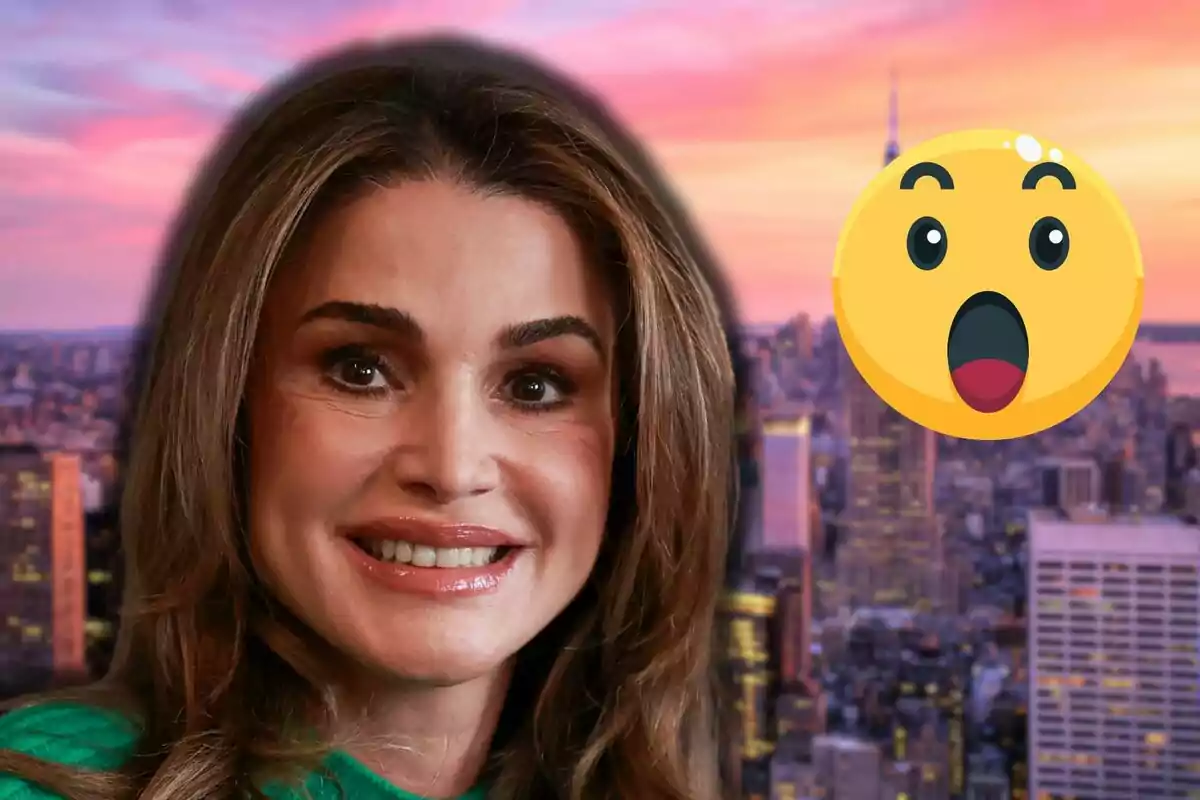 Rania de Jordània somrient amb un fons de ciutat al capvespre i un emoji sorprès al costat.