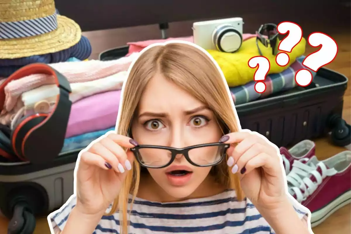 Una mujer con expresión de sorpresa sostiene sus gafas frente a una maleta abierta llena de ropa y accesorios, con signos de interrogación flotando alrededor. Una mujer con expresión de sorpresa sostiene sus gafas frente a una maleta abierta llena de ropa y accesorios, con signos de interrogación flotando alrededor.