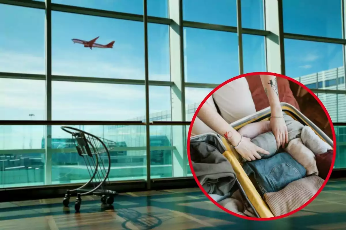 Una persona empacando una maleta en un aeropuerto con un avión despegando al fondo.