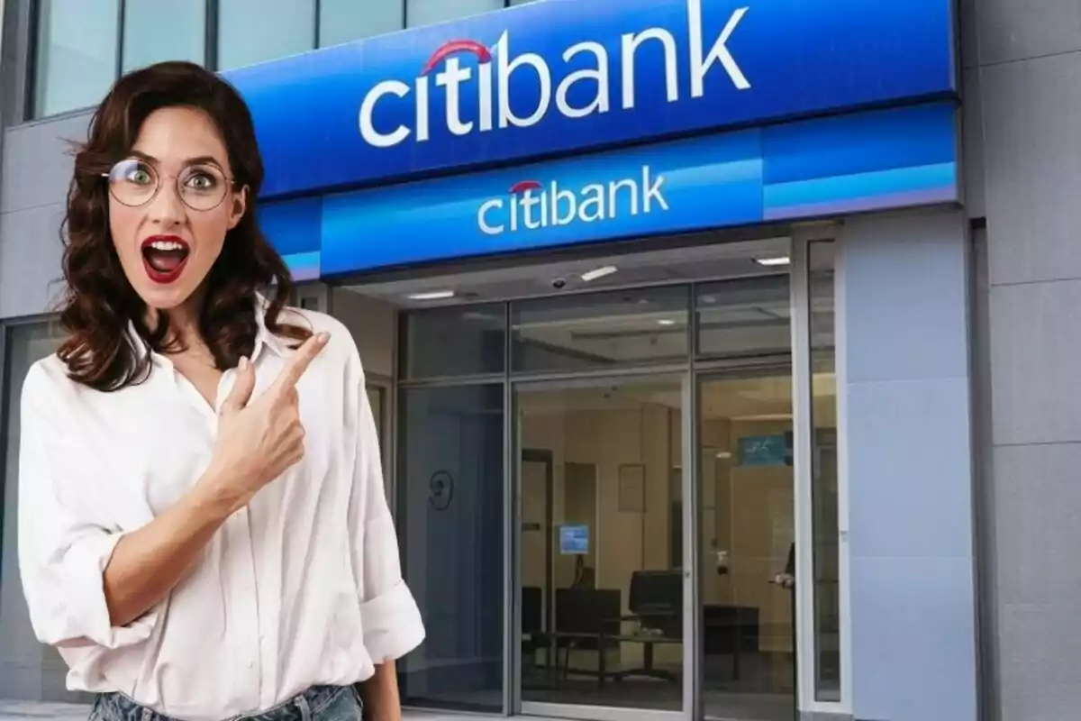 Una mujer con expresión sorprendida y señalando hacia la entrada de una sucursal de Citibank. Una mujer con expresión sorprendida y señalando hacia la entrada de una sucursal de Citibank.