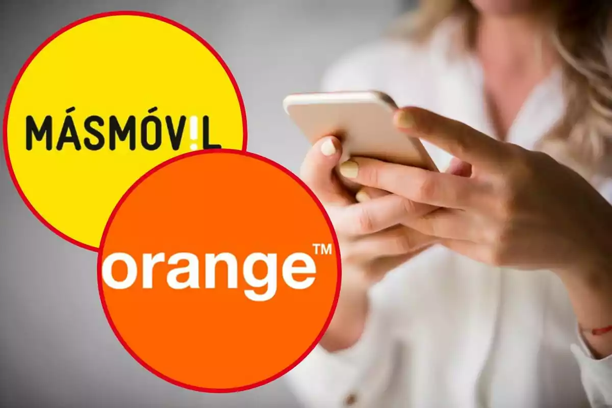 Una dona maneja un mòbil, i als cercles, els logos d'Orange i Másmóvil
