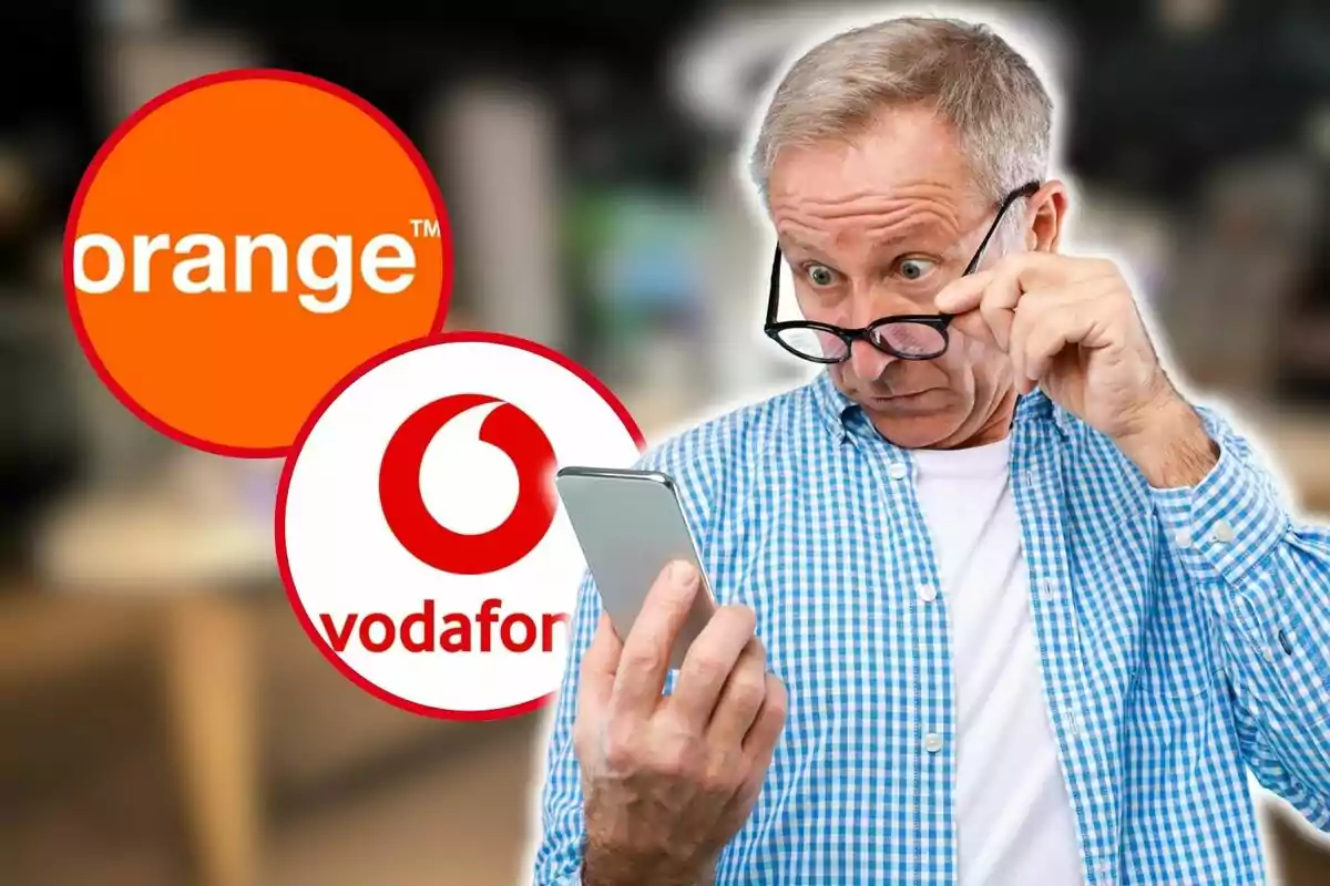 Home gran mirant el seu telèfon mòbil amb logotips d'Orange i Vodafone al fons.