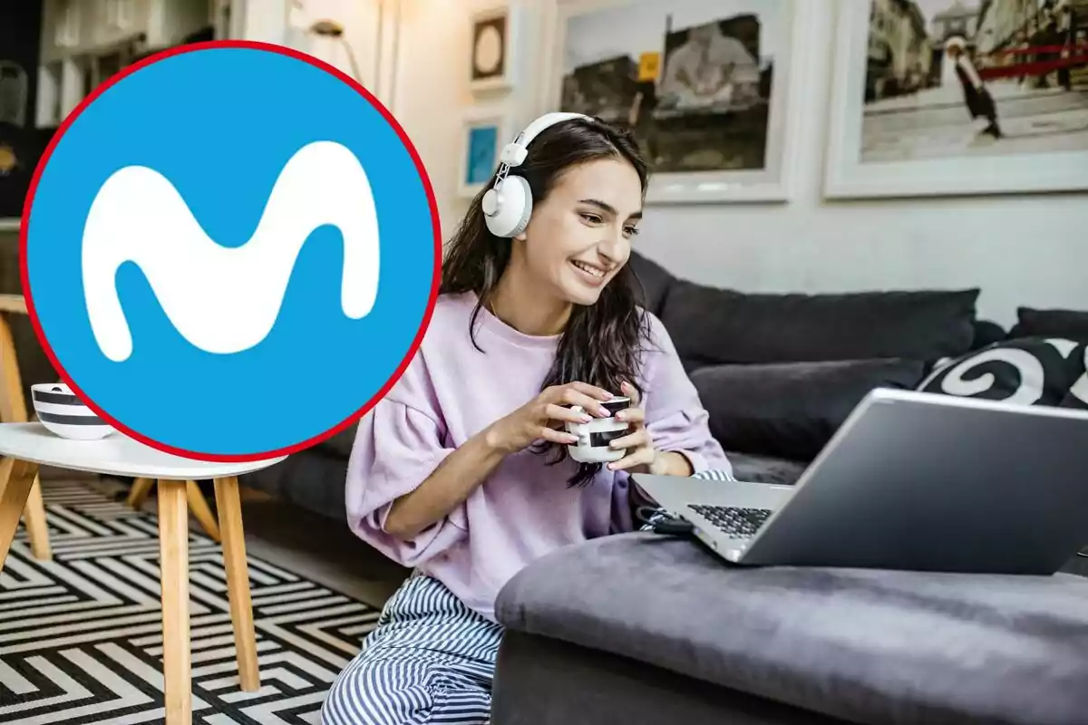 Una noia davant de l'ordinador i al cercle, el logo de Movistar