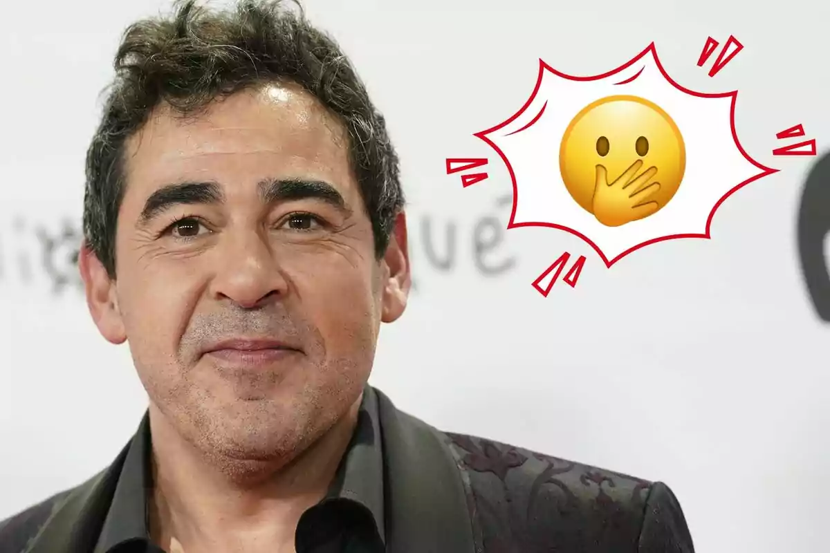 Pablo Chiapella amb cabell fosc i expressió neutral en un esdeveniment, acompanyat d'un emoji sorprès a la cantonada superior dreta.