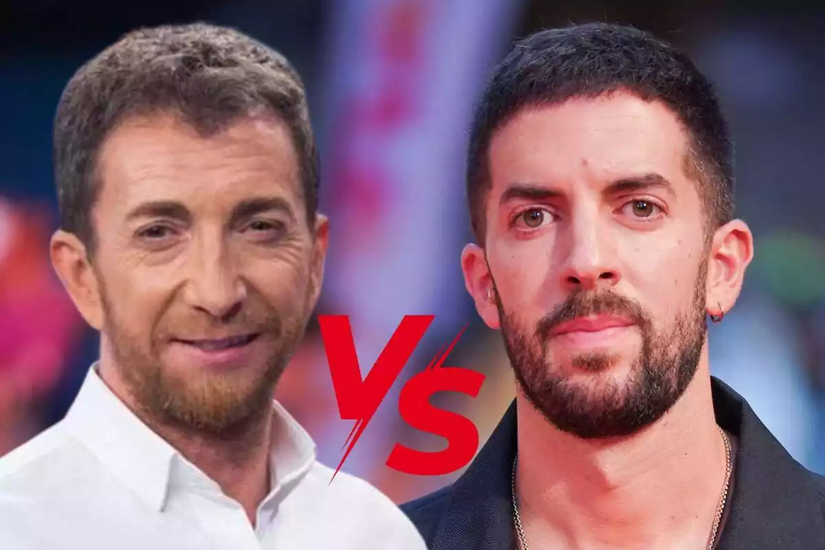 Muntatge de Pablo Motos somrient amb camisa blanca, David Broncano amb rostre neutre i un VS