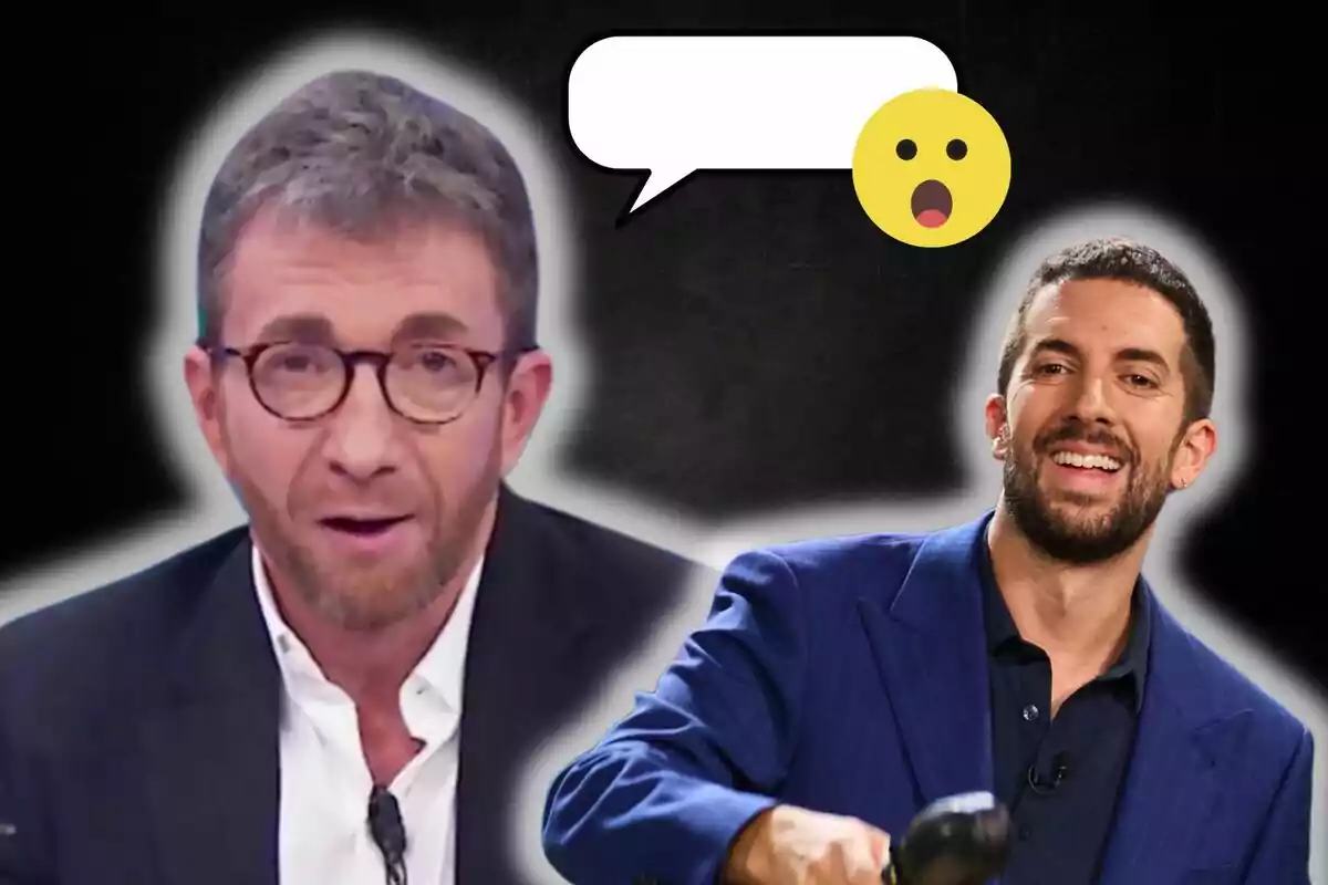 Pablo Motos i David Broncano en un muntatge amb un fons fosc, un d'ells sosté un mall i hi ha un globus de diàleg amb un emoji sorprès.