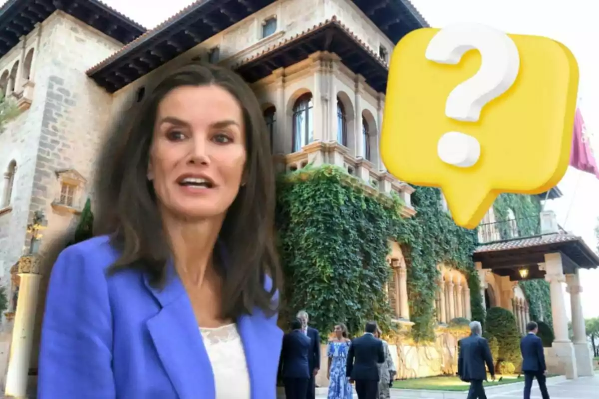 Letizia amb jaqueta blava apareix en primer pla davant del palau de Marivent cobert d'enfiladisses, amb un grup de persones caminant al fons i una icona de signe d'interrogació groc a la cantonada superior dreta.