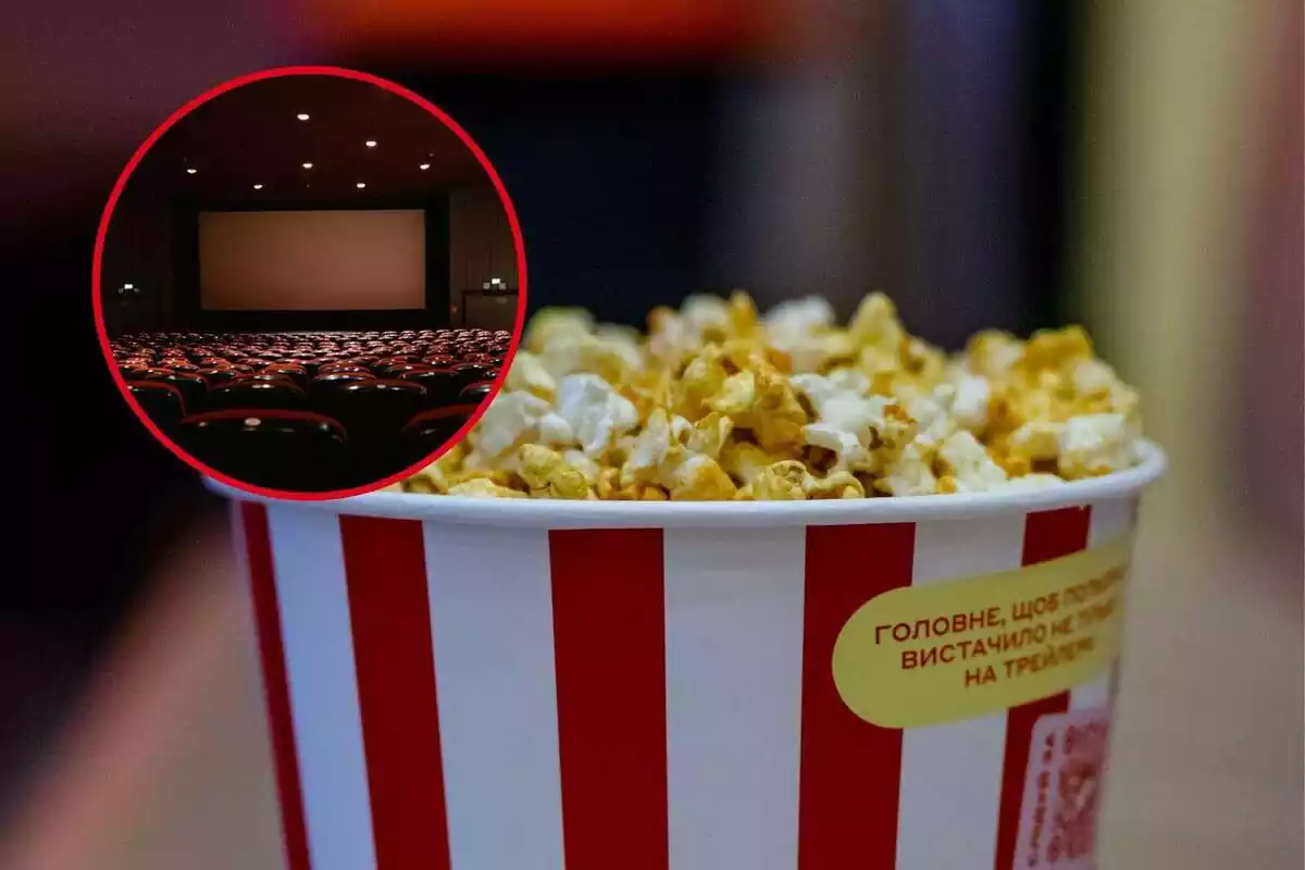 Muntatge d'una caixa de crispetes i en petit una sala de cinema