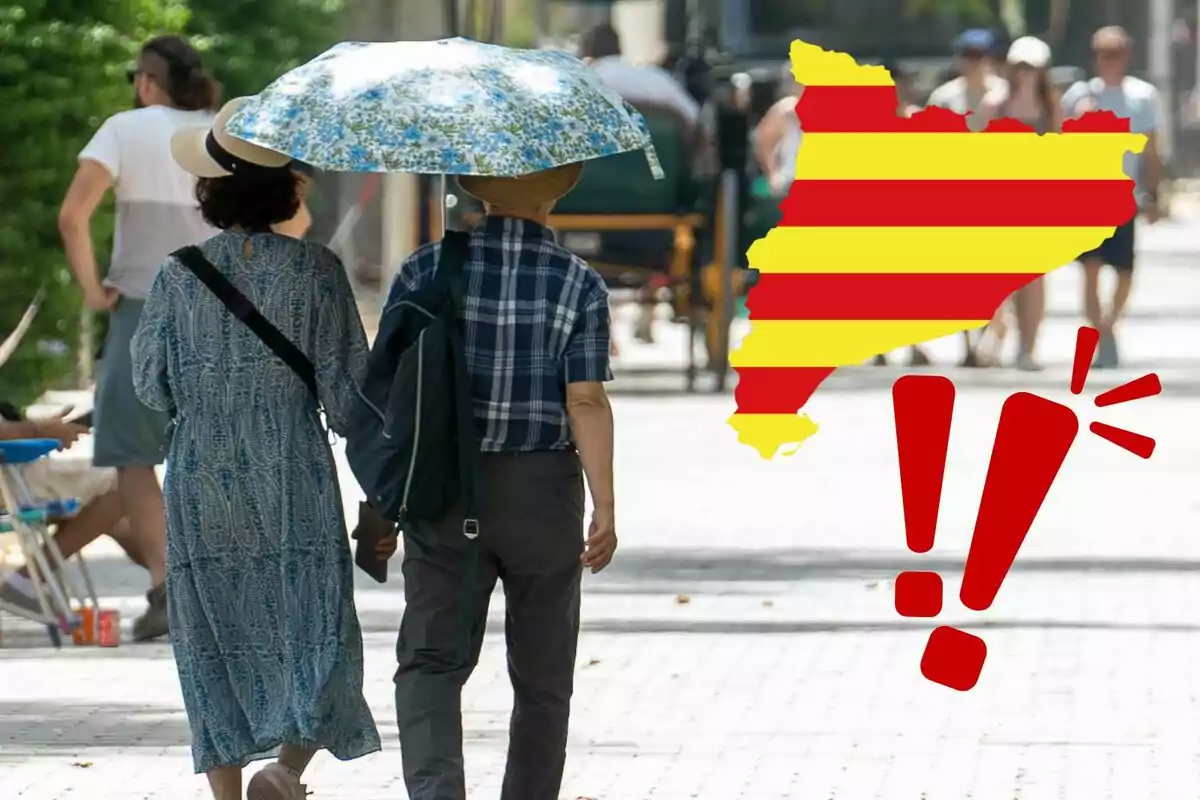 Una pareja camina por la calle bajo una sombrilla, mientras en la esquina de la imagen aparece un mapa de Cataluña con signos de exclamación rojos. Una pareja camina por la calle bajo una sombrilla, mientras en la esquina de la imagen aparece un mapa de Cataluña con signos de exclamación rojos.