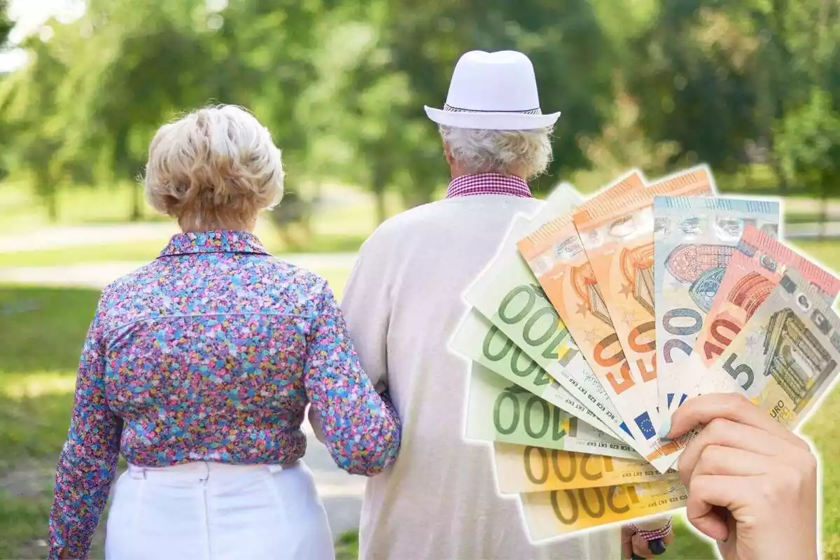 Muntatge amb una parella de jubilats caminant i una mà amb bitllets d'euro