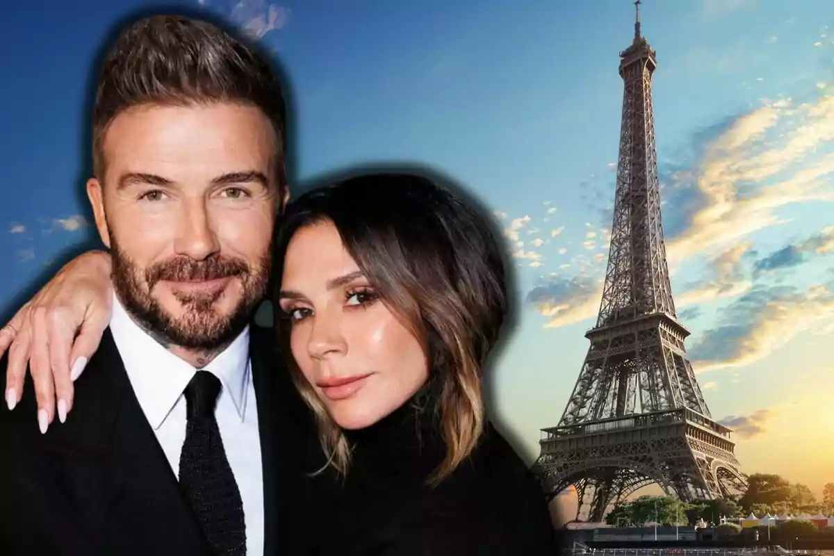 Una pareja elegante posa frente a la Torre Eiffel al atardecer