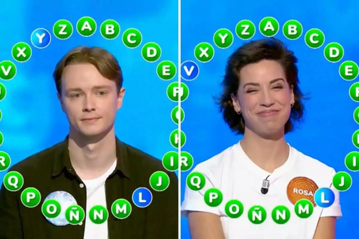 Manu i Rosa participen a la prova final d’un programa de televisió de preguntes i respostes, cadascun envoltat per un cercle de lletres verdes sobre un fons blau. Manu i Rosa participen a la prova final d’un programa de televisió de preguntes i respostes, cadascun envoltat per un cercle de lletres verdes sobre un fons blau.