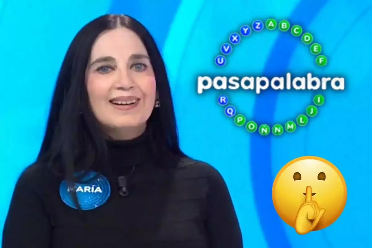 María amb cabell fosc i una etiqueta amb el nom "María" participa en un programa de televisió anomenat "Pasapalabra" amb un fons blau i un emoji de silenci.