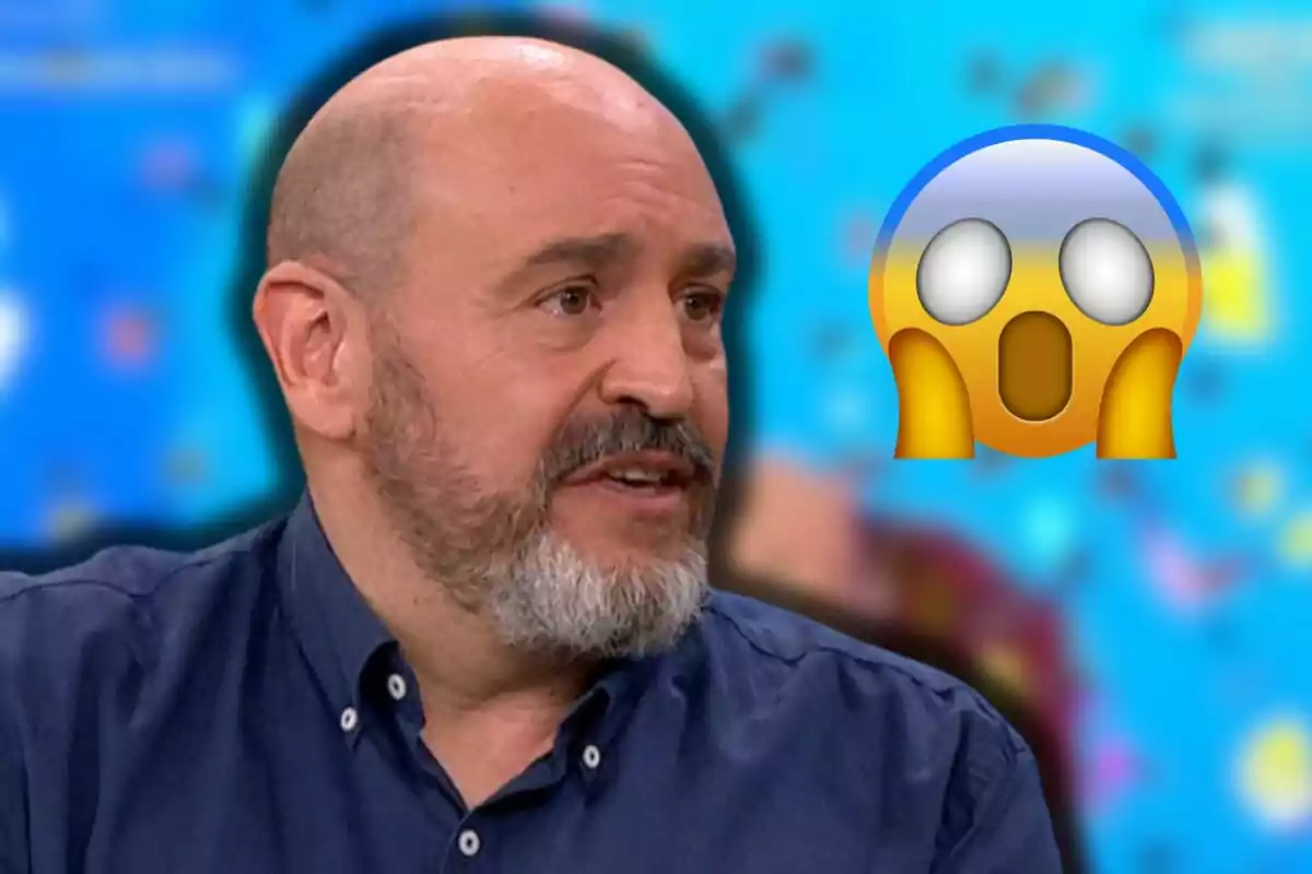 Óscar Díaz amb una camisa blava apareix en un fons blau amb un emoji de sorpresa al costat.