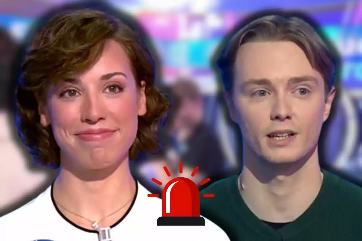 Rosa i Manu en un programa de televisió amb una icona d'alarma vermella al centre.