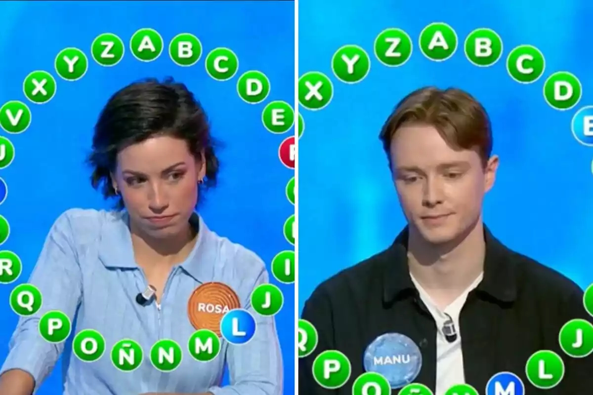 Rosa i Manu en un programa de televisió de preguntes i respostes estan concentrats mentre participen en una ronda amb lletres de l'alfabet envoltant-los a la pantalla blava. Rosa i Manu en un programa de televisió de preguntes i respostes estan concentrats mentre participen en una ronda amb lletres de l'alfabet envoltant-los a la pantalla blava.