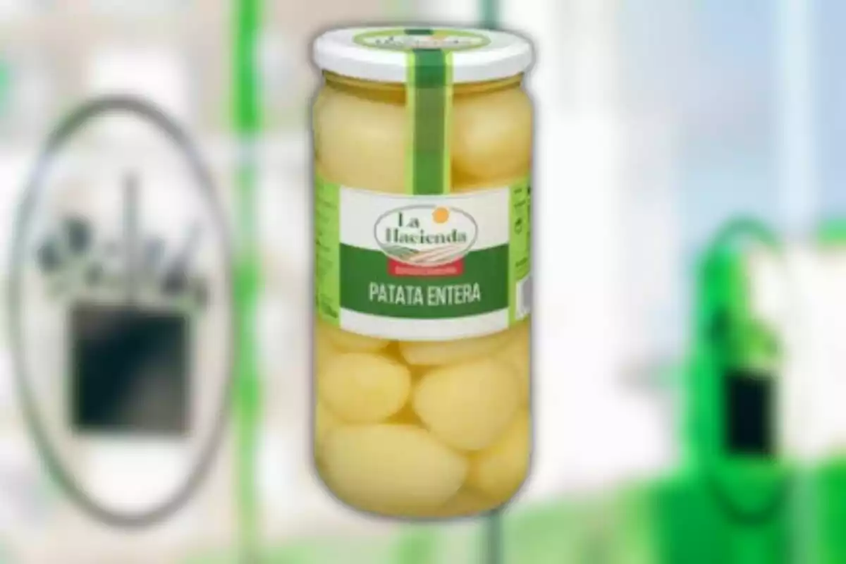 Un pot de patates senceres de la marca La Hisenda amb un fons desenfocat. Un pot de patates senceres de la marca La Hisenda amb un fons desenfocat.